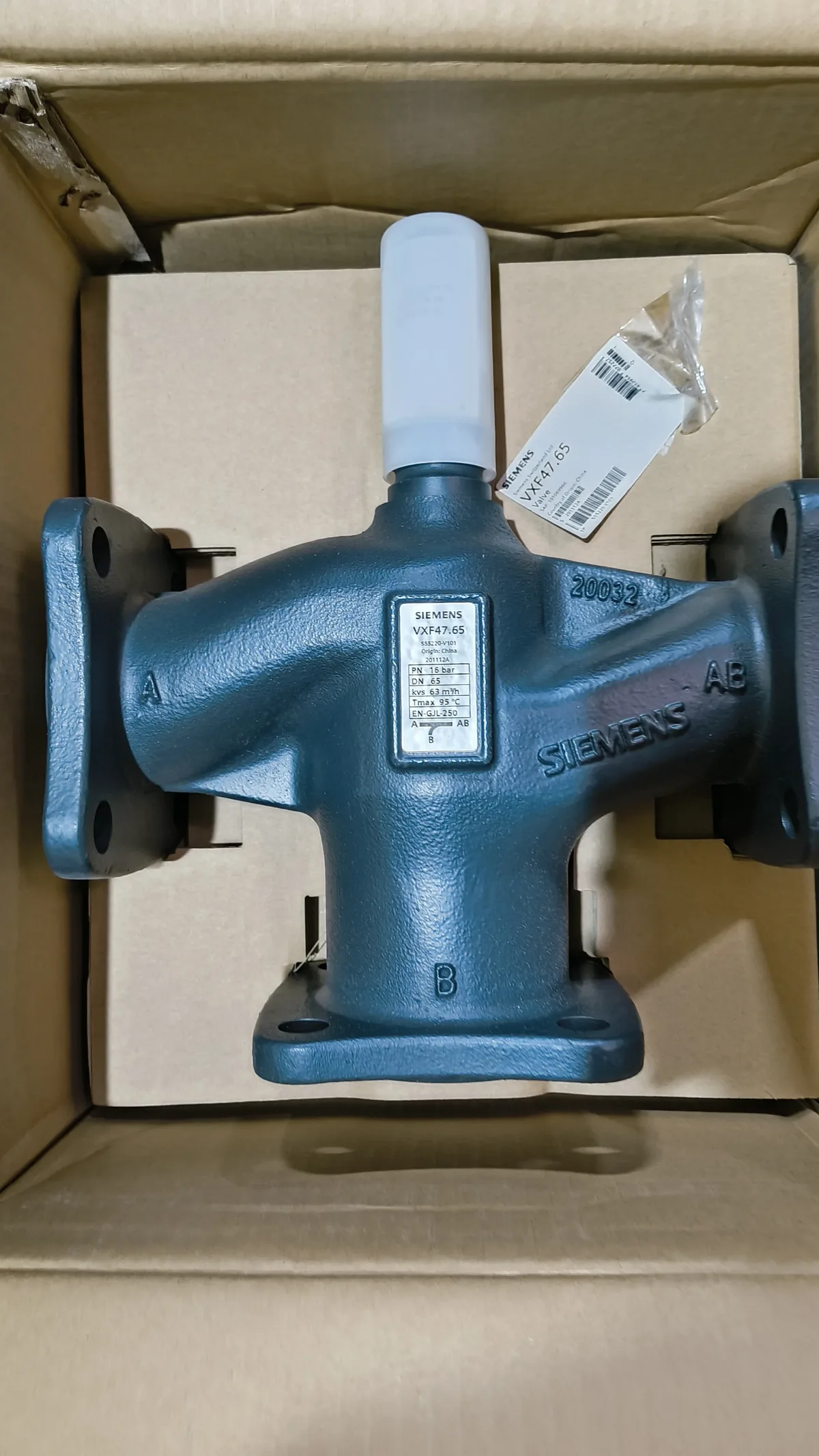 Supreme Valves three-way globe valve with modulating actuator