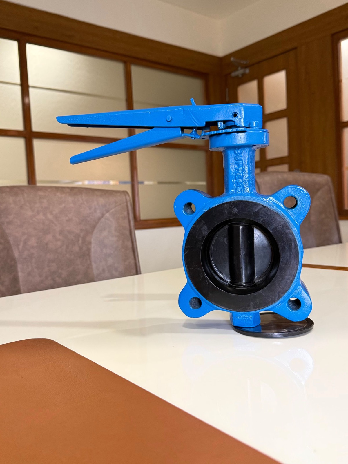Side profile of blue lug type butterfly valve with hand lever and open disc